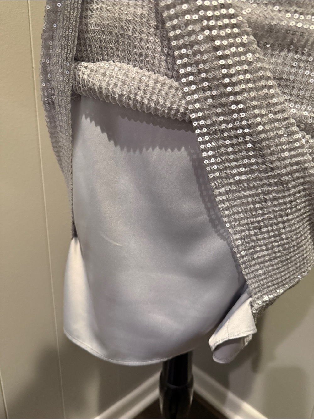 B44 Vince Camuto Women’s 2 Silver Knit Midi Dress with Grey Collar Trim - Picture 6 of 9
